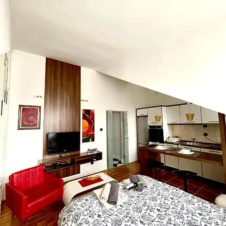 Apartment Triangle 1