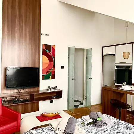Apartment Triangle 1 *