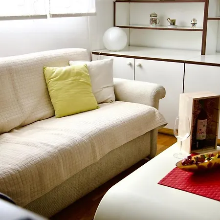Apartment Triangle 1 *
