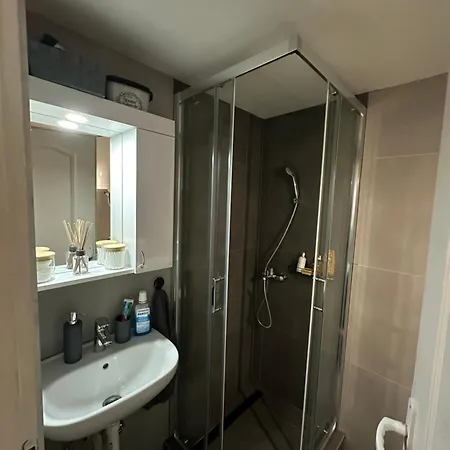 Apartment Triangle 1 *