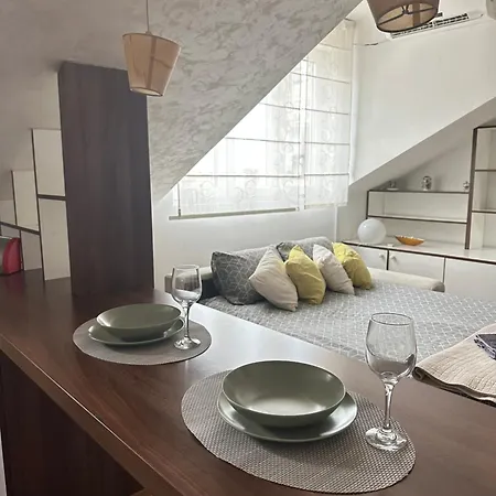 Apartment Triangle 1 *